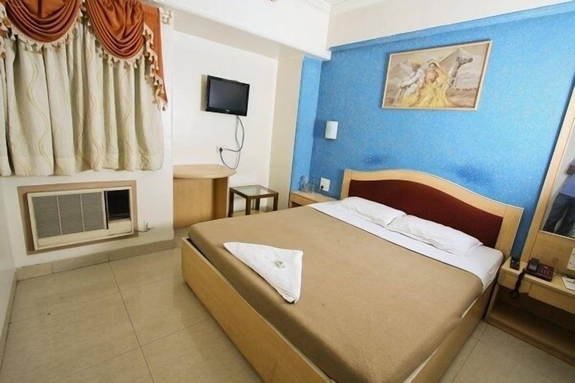 Hotel Treebo Cruz Royale Santacruz West Bombay Exterior foto